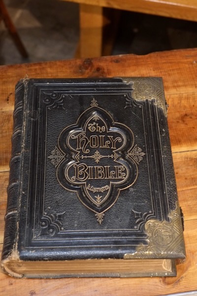 bible anglaise de 1878 style harry potter